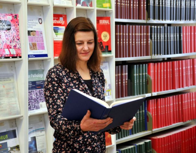 Die Bibliothekarin Fr. Nöth betreut die Bibliothek des Instituts für Pathologie seit 2018