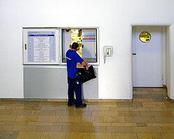 Abgabe von Untersuchungsgut an der Durchreichöffnung zum Zuschnittlabor