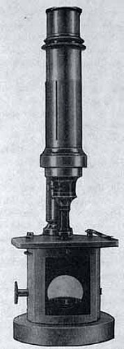 Mikroskop, wie es vermutlich von Virchow in Würzburg benutzt wurde (französisches Trommelmikroskop, hergestellt ca. 1850)
